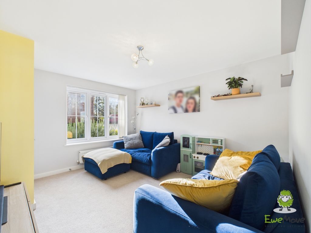 Property photo 2 of 15 Ewemove Estate Agents Basingstoke - Gable Rise -Li