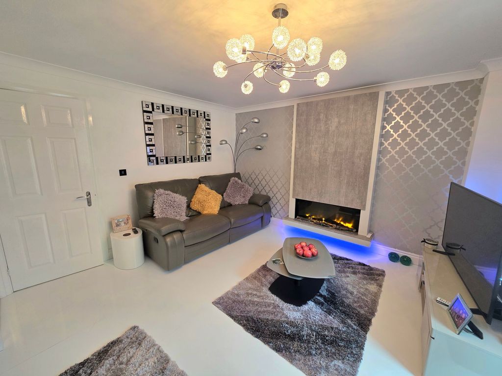Property photo 3 of 18 Lounge