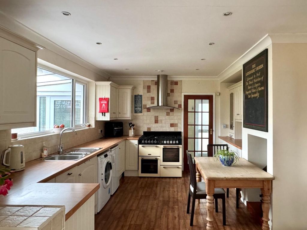 Property photo 2 of 22 Kitchen/Breakfasting/Dining