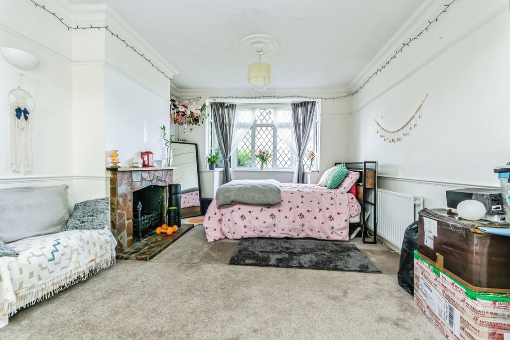 Property photo 3 of 20 Lounge