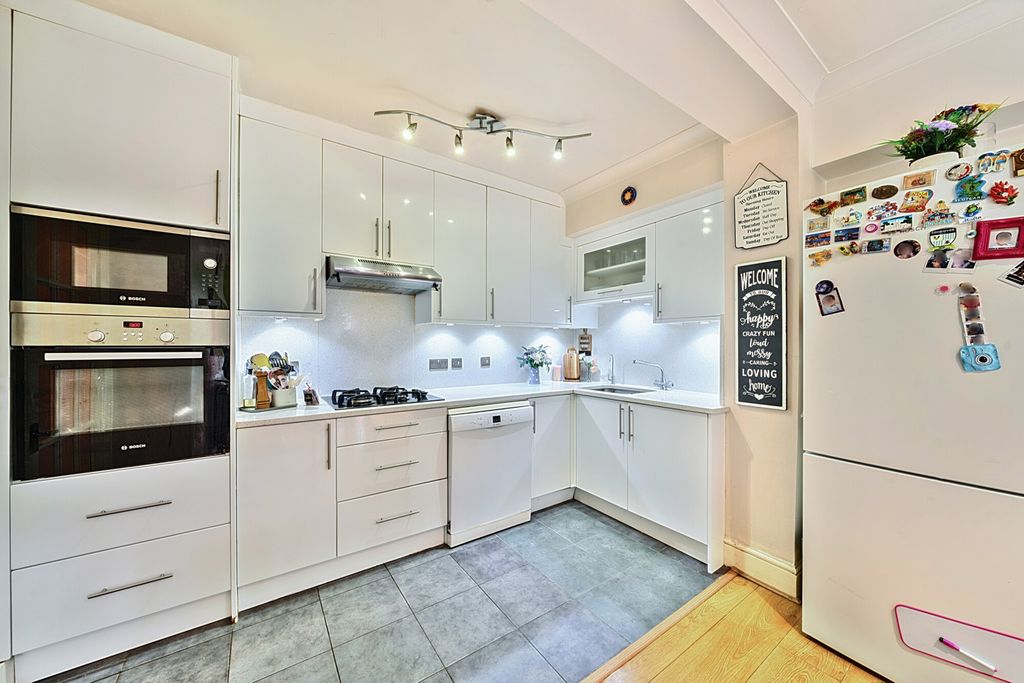 Property photo 3 of 18 1303263-6-683Efbe...