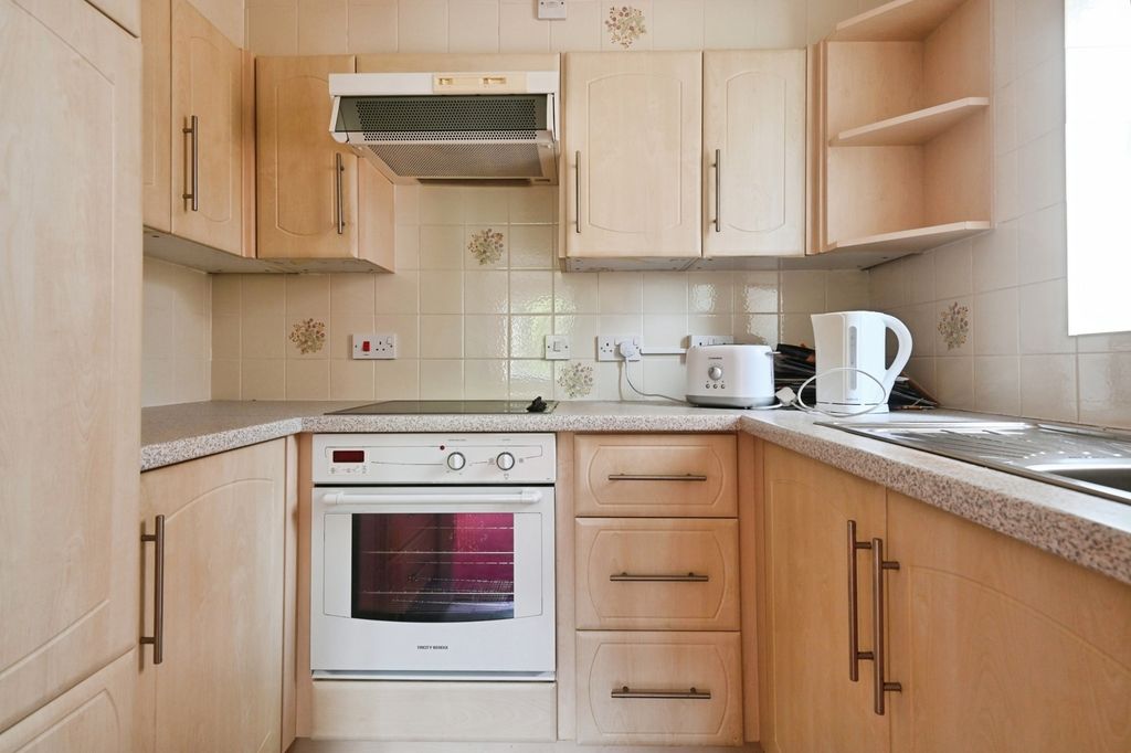 Property photo 3 of 10 Kitchen