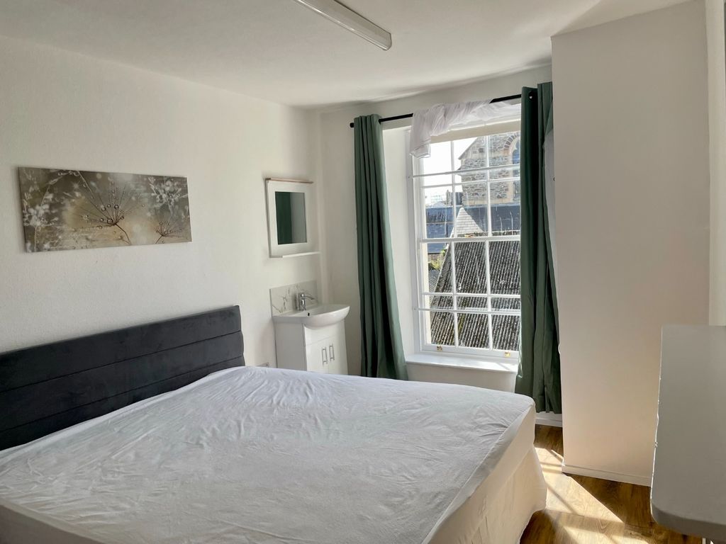 Property photo 2 of 31