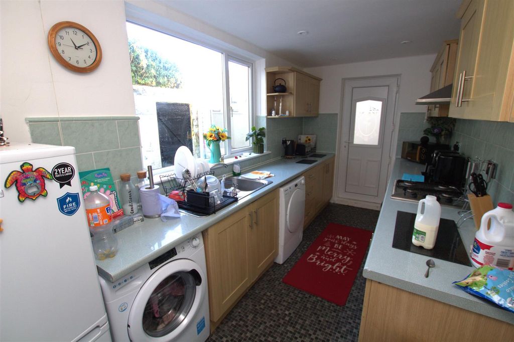 Property photo 2 of 9 Kitchen.Jpg