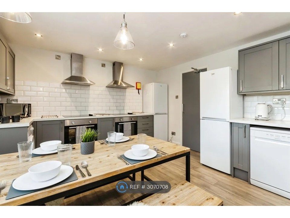Property photo 1 of 10 Kitchen