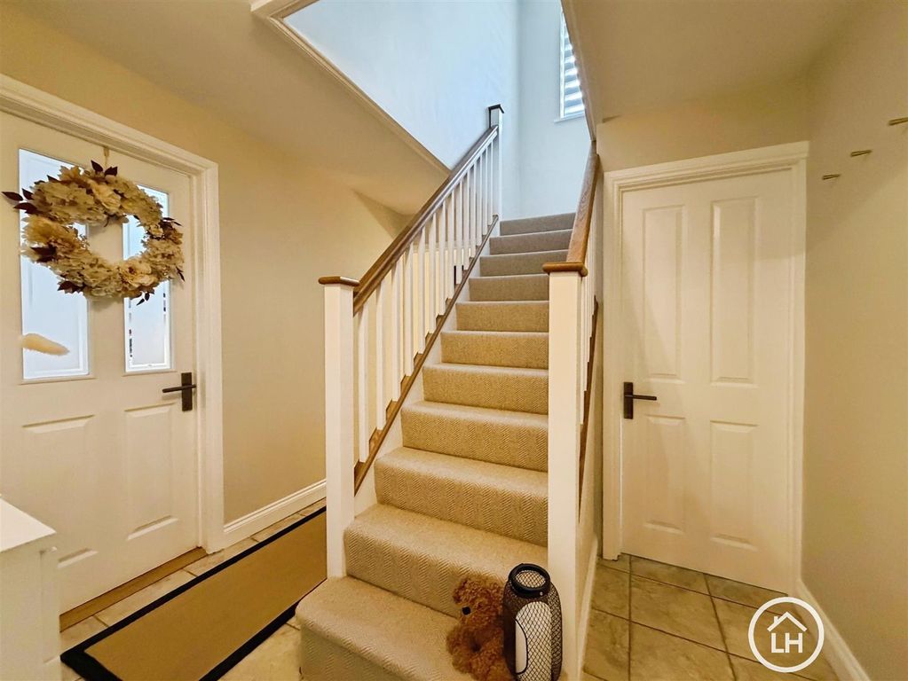 Property photo 3 of 18 Entrance Hall