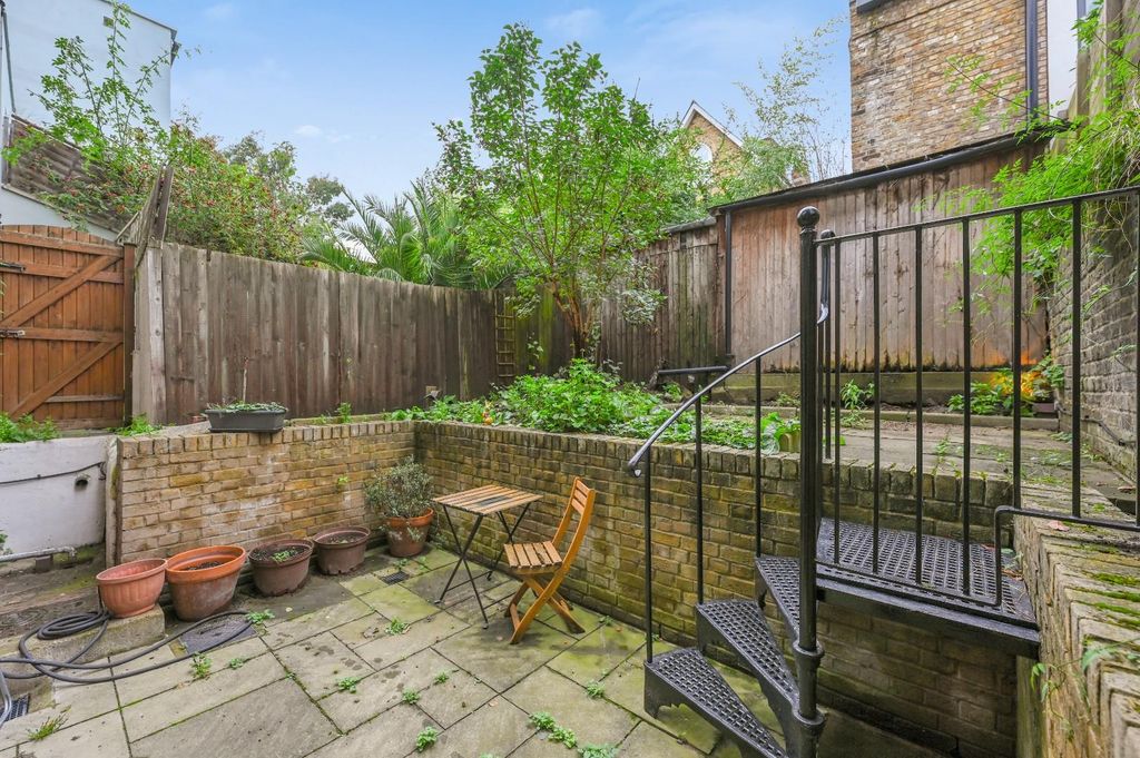 Property photo 3 of 9 Fbl - Godolphin Road - Garden2 (1).Jpg