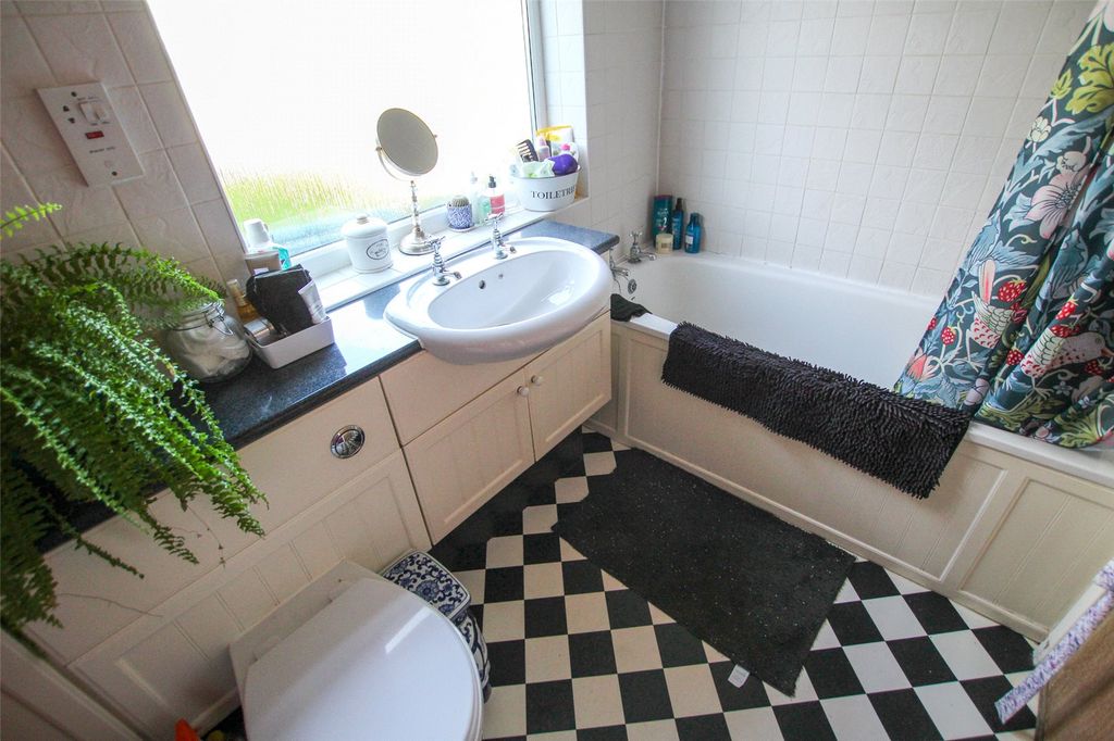 Property photo 2 of 11 Bathroom.