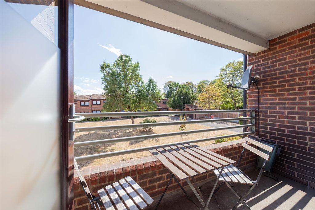 Property photo 2 of 19 Churchfields, E18