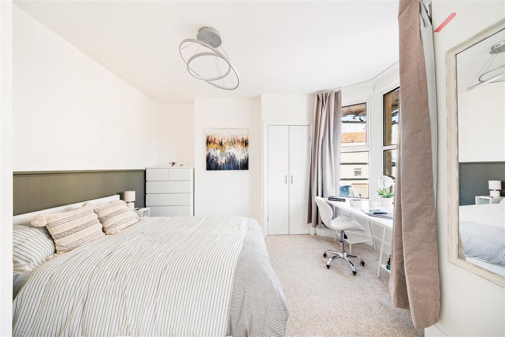 Property photo 1 of 6 Room 6