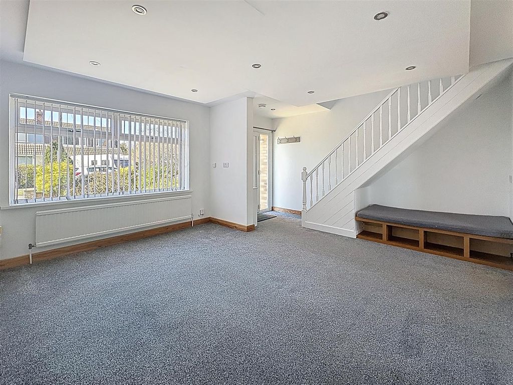 Property photo 2 of 19 Lounge