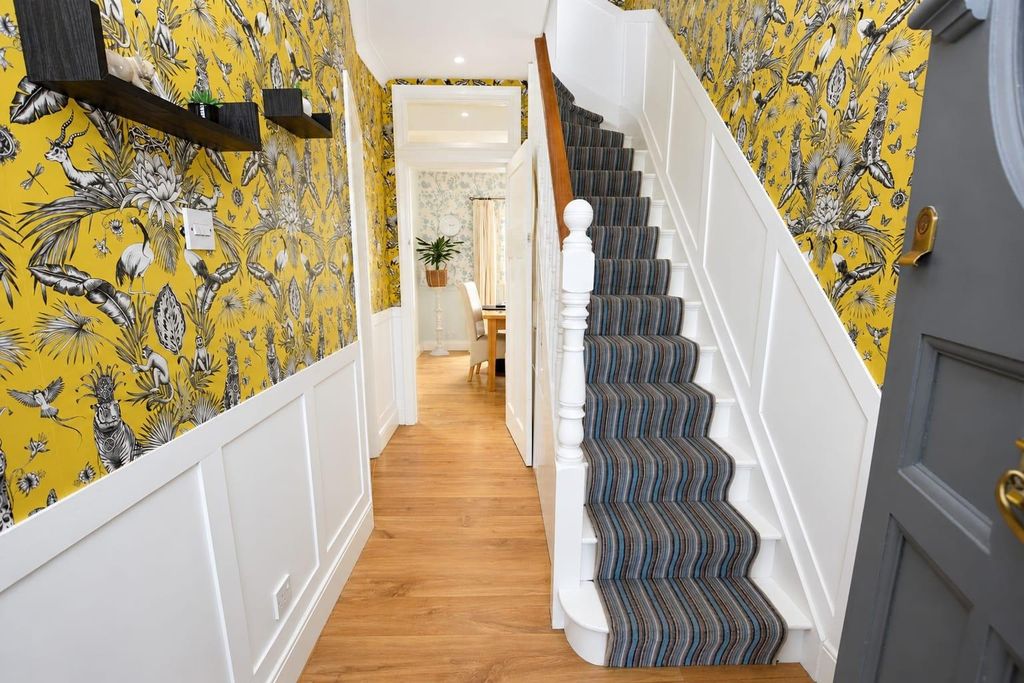 Property photo 2 of 17 Entrance Hall
