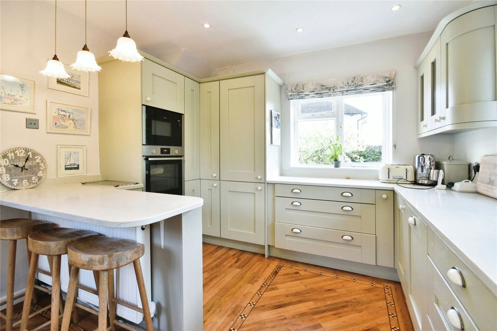 Property photo 2 of 19 Modern Kitchen