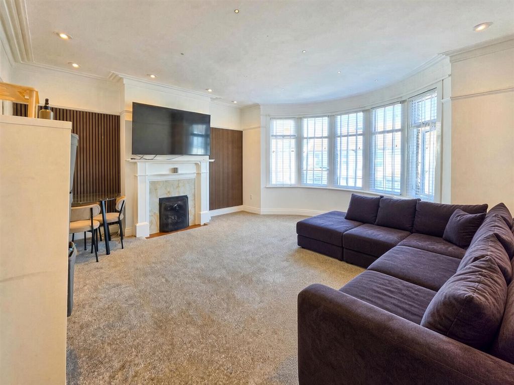 Property photo 2 of 12 Lounge