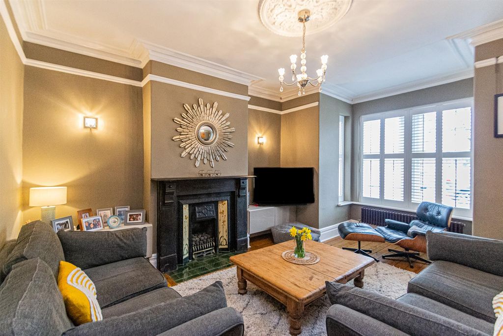 Property photo 2 of 28 Lounge