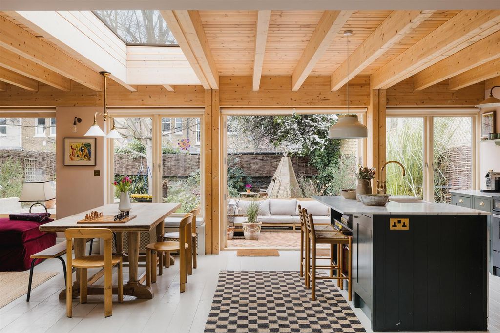 Property photo 1 of 35 Osborne Road, E7