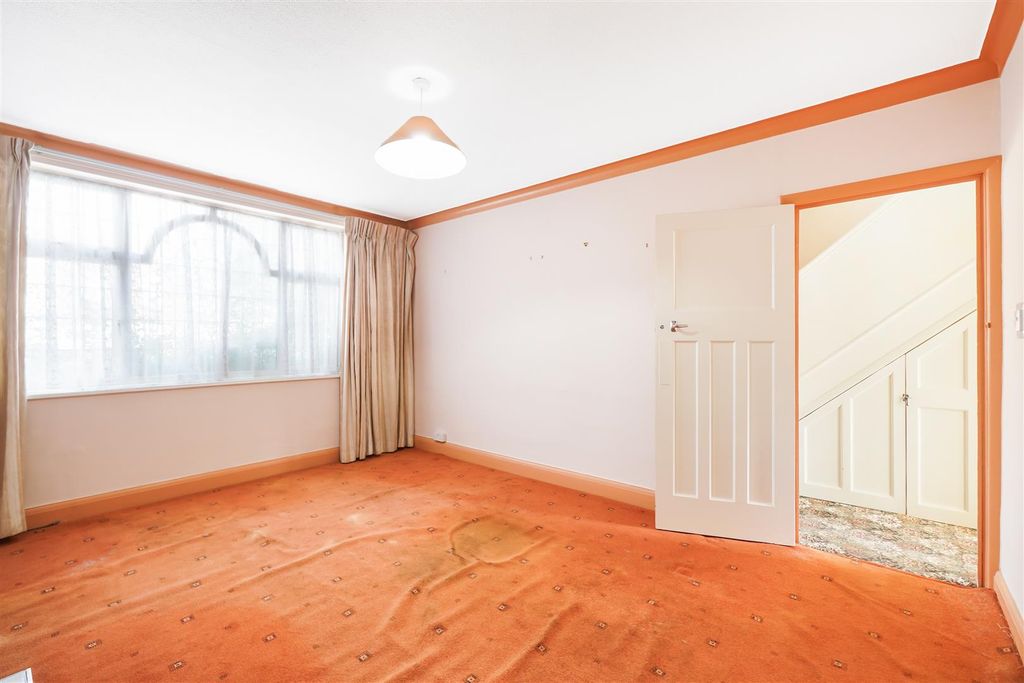 Property photo 3 of 16 13 East Court - H0x3Rjgebkrubol3Jmsh.Jpg