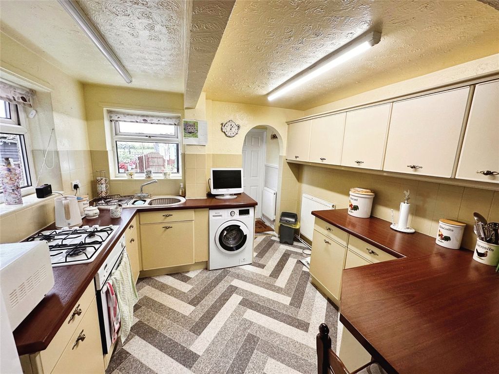 Property photo 3 of 11 Kitchen