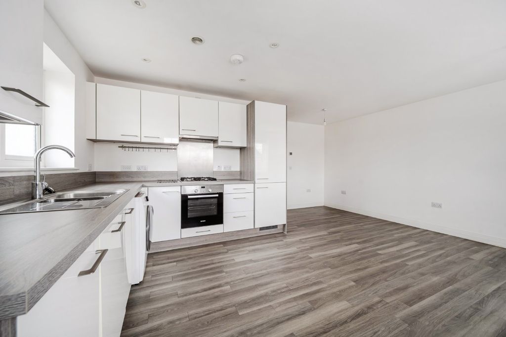 Property photo 3 of 10 Picture No. 12