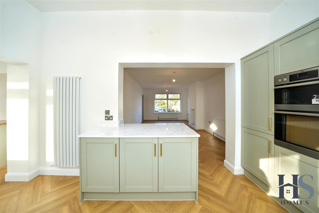 Property photo 2 of 27