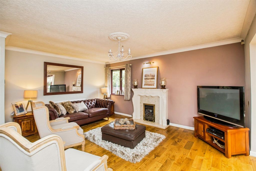 Property photo 3 of 21 Lounge