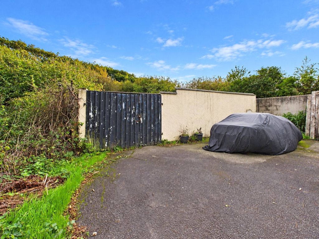 Property photo 1 of 3 Garages