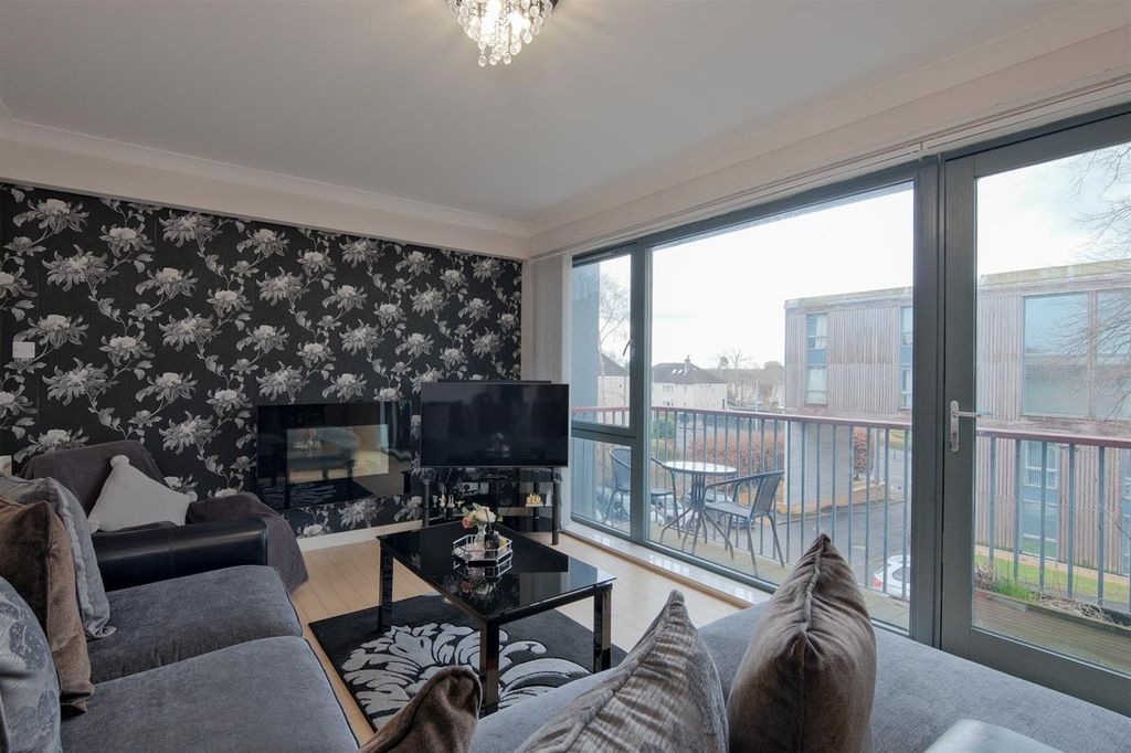 Property photo 2 of 16 Living Room / Dining