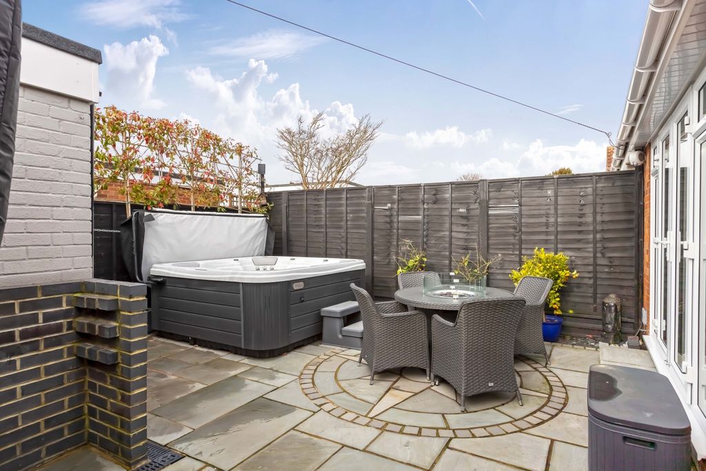 Property photo 2 of 27 Rogate Road