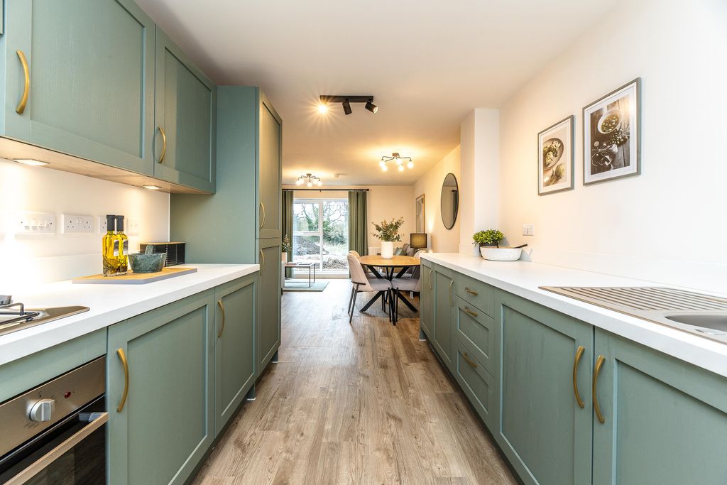 Property photo 3 of 27 2 Chateau Mews 009