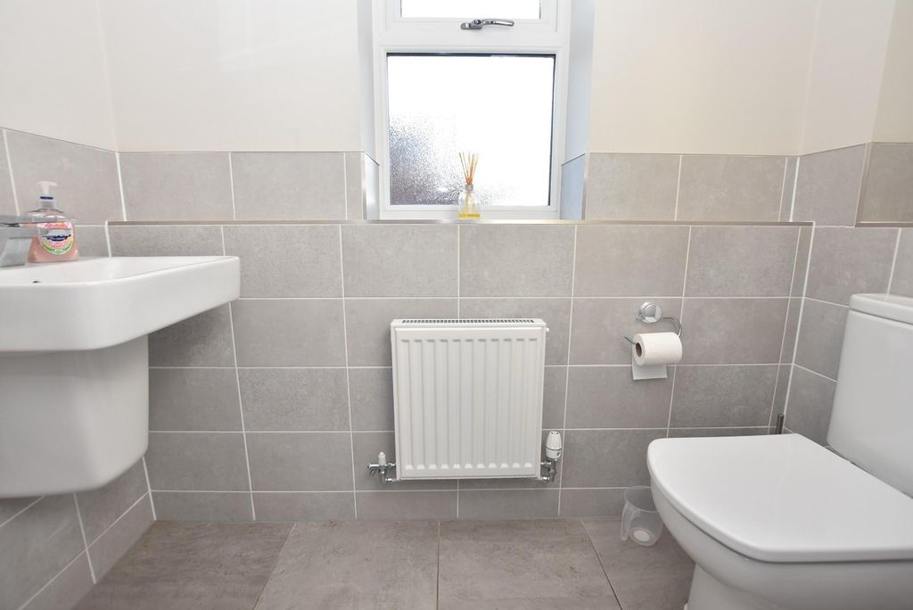 Property photo 3 of 18 wc.Jpg