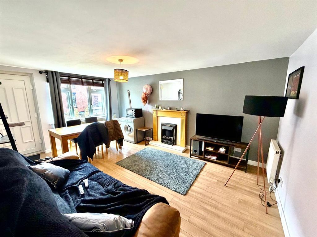 Property photo 2 of 15 Living Room / Dining Area: