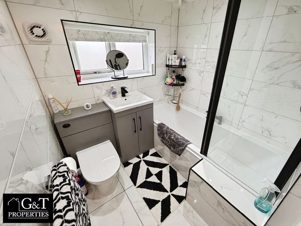 Property photo 1 of 19 Family Bathroom