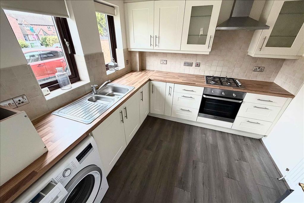 2 bed flat for saleConey Grange, Warfield, Bracknell, Berkshire RG42 photo 4