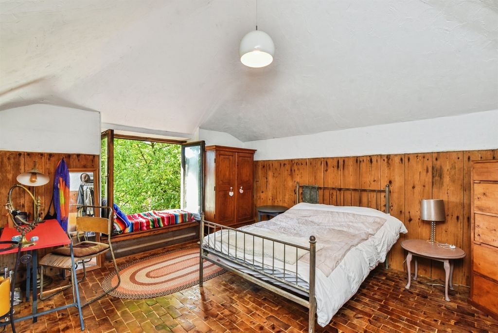 Property photo 3 of 25