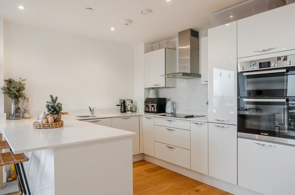 Property photo 3 of 16 1394233-18-694527...