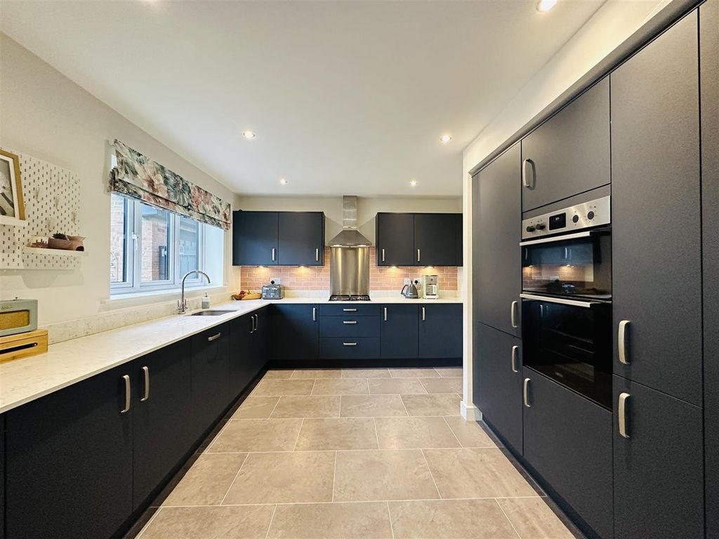 Property photo 3 of 21 Kitchen