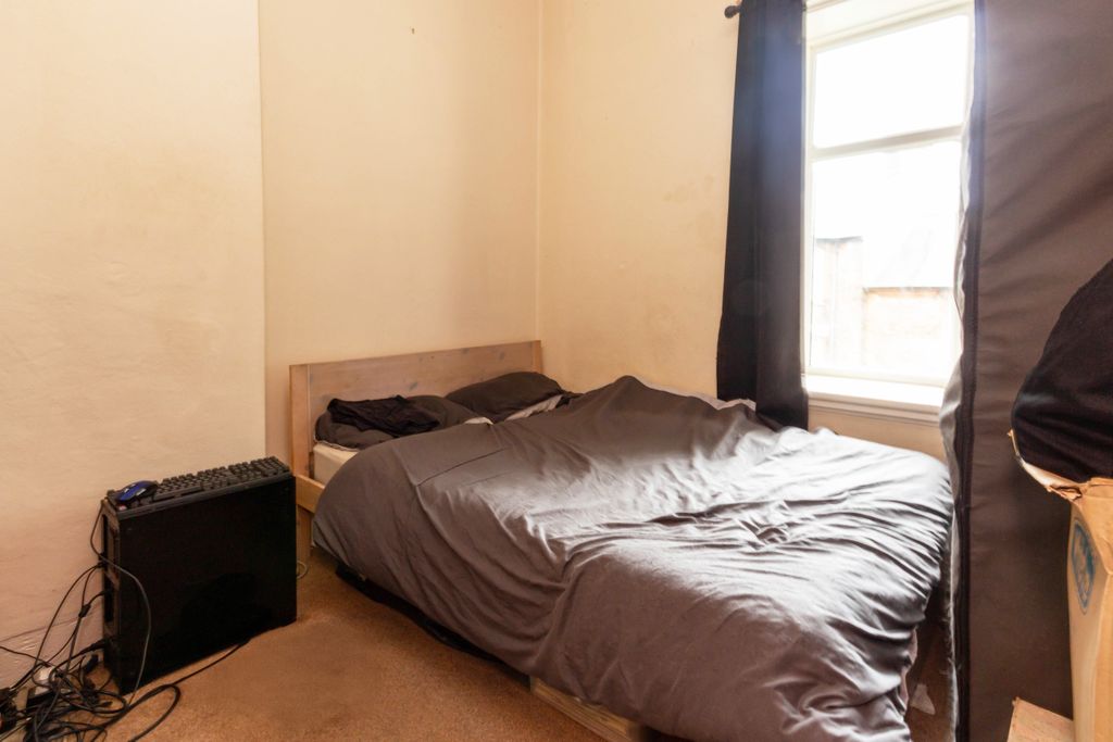 Property photo 3 of 8 Bedroom