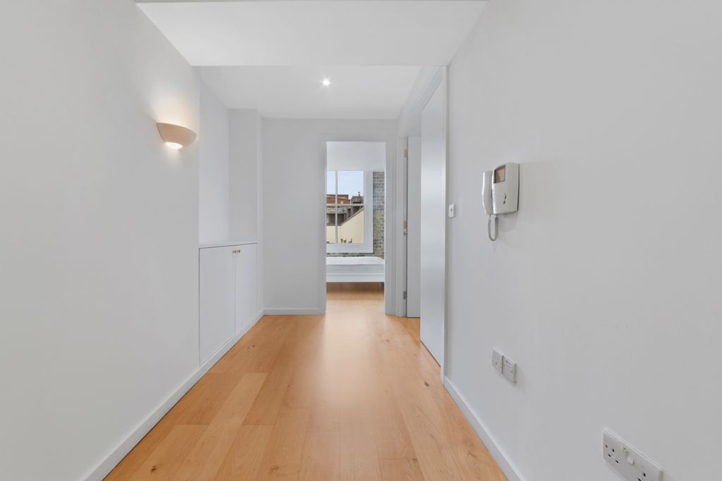 Property photo 2 of 11 Hallway