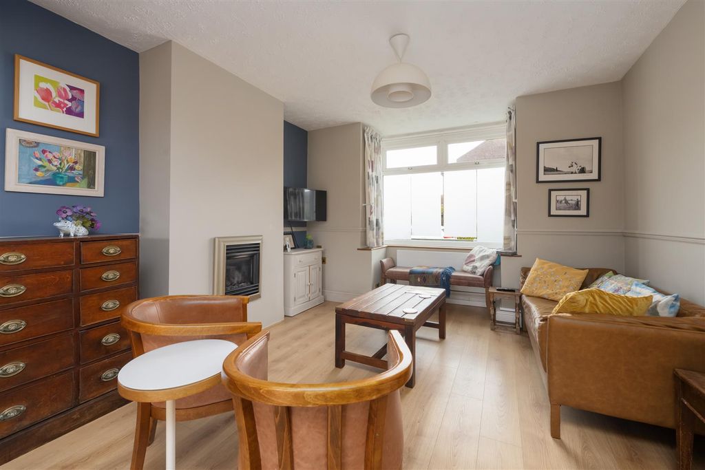 Property photo 3 of 16 Westmeads Road, Whitstable