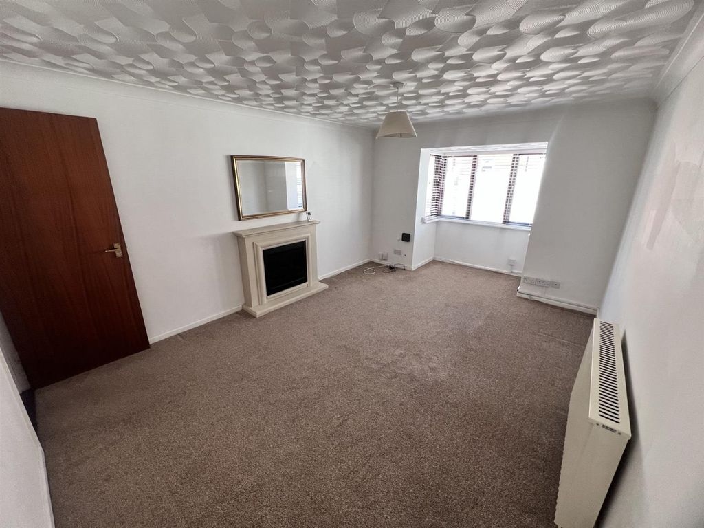 Property photo 1 of 9 Lounge.Jpg
