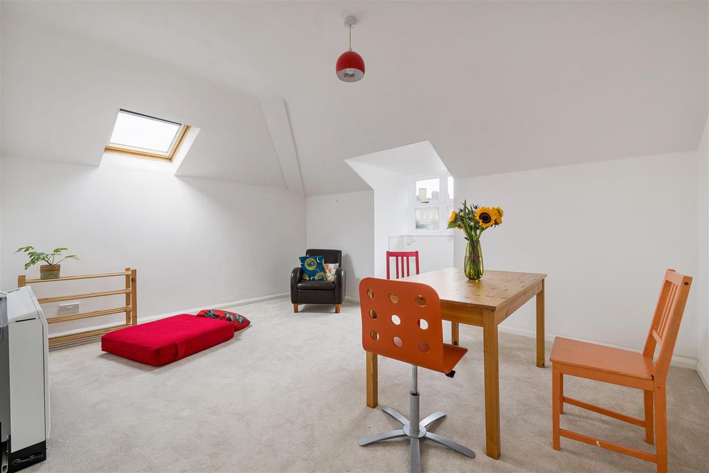 Property photo 2 of 14 Kenninghall Road E5