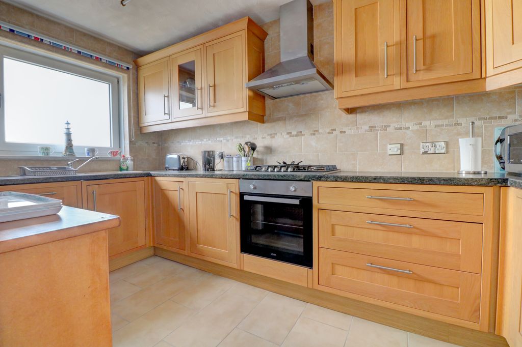 Property photo 3 of 12 Kitchen