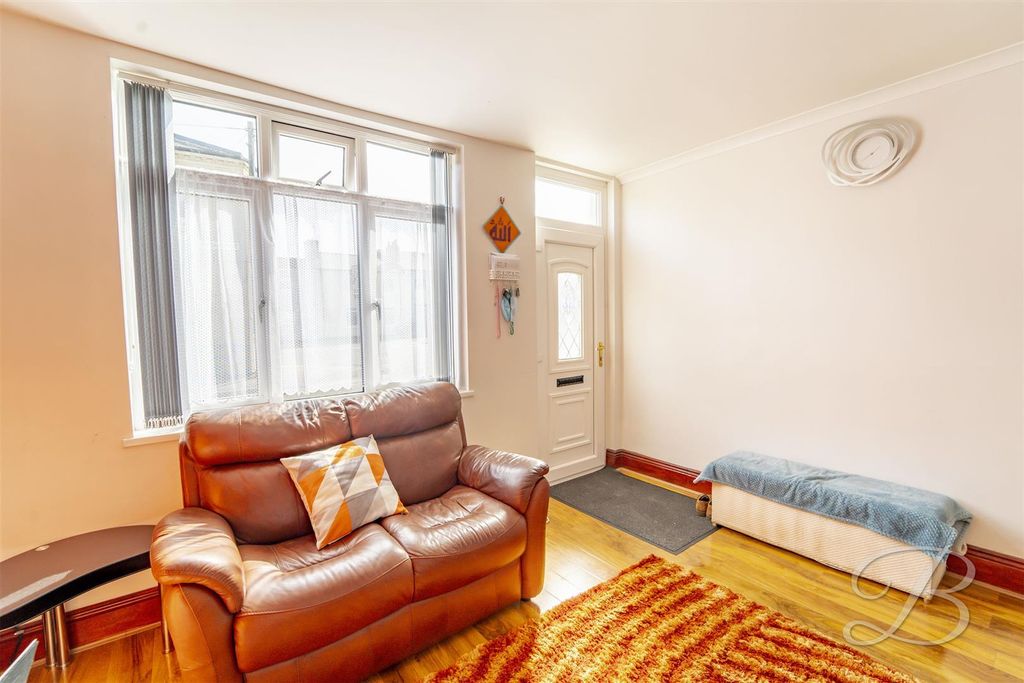 Property photo 3 of 22 Lounge2.Jpg