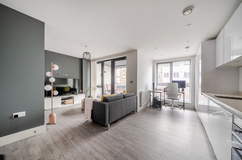 Property photo 3 of 10 1403974-8-698dc14...