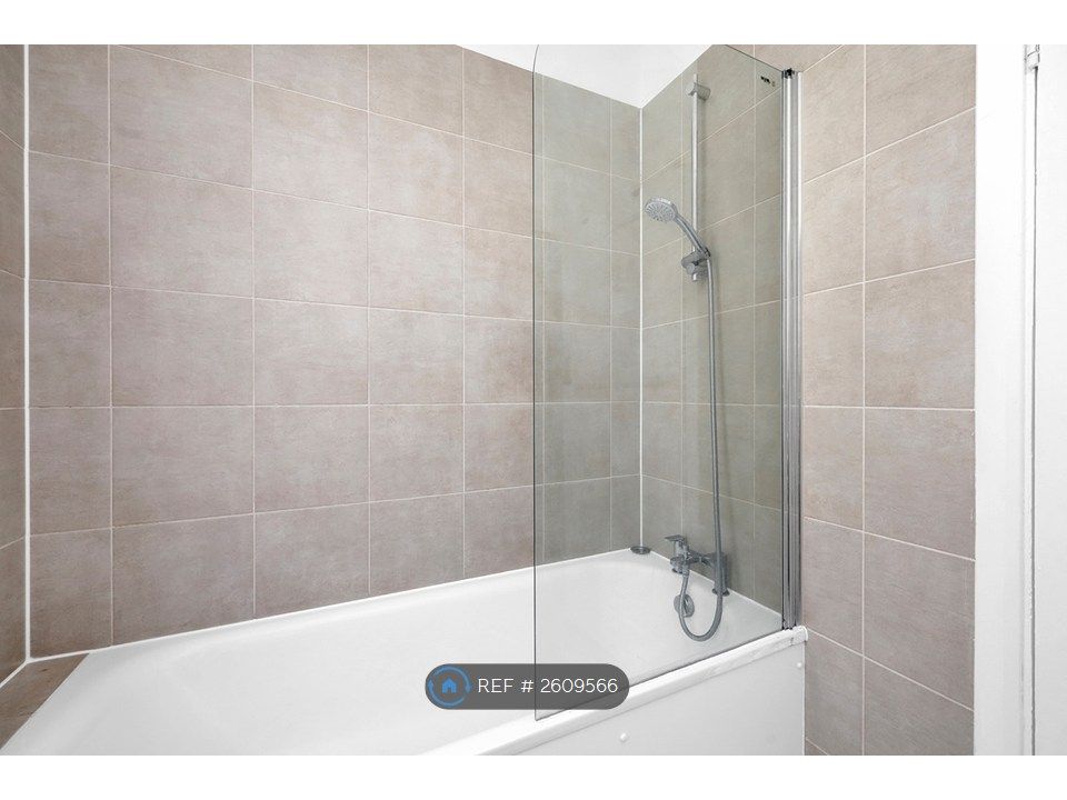 Property photo 3 of 11 Barhroom