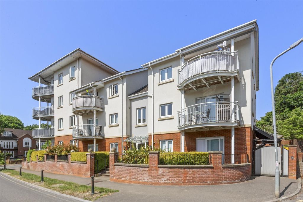 Property photo 1 of 14 22 The Cedars, Cedar Ave, Hp15 7DL-13.Jpg
