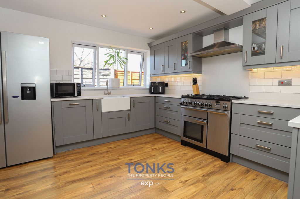 Property photo 2 of 27