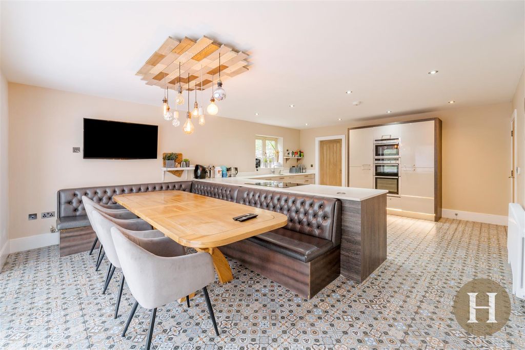 Property photo 2 of 36 Hadleigh Estate Agents-13.Jpg