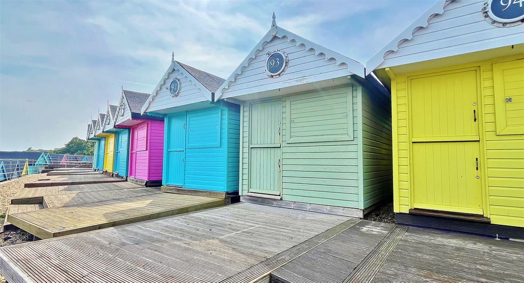 Property photo 1 of 9 Beach Hut