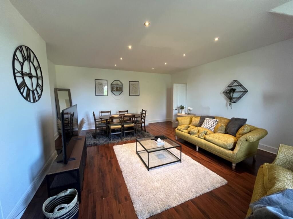 Property photo 1 of 5 Living Room